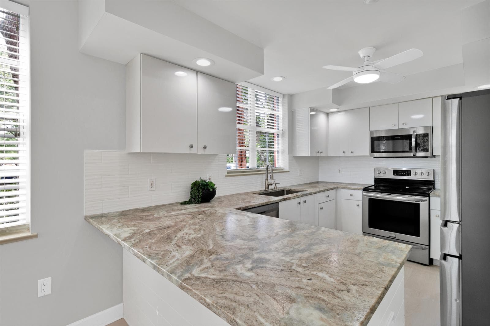 5520 N Harbor Village Drive 105 photo 8