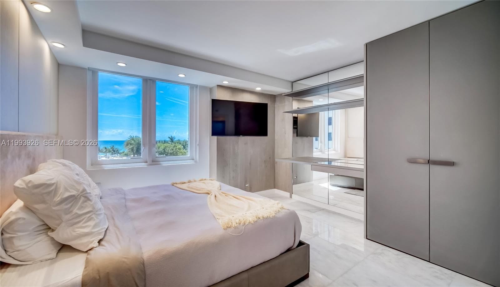 2301 Collins Ave 439 photo 4