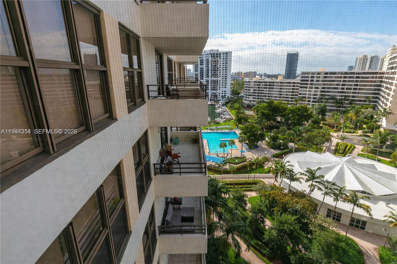 2500 PARKVIEW DR 1418 photo 4