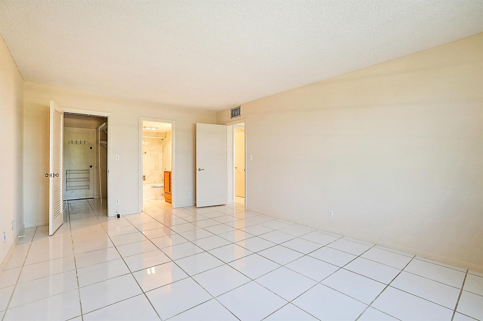 2121 N Ocean Boulevard 302e photo 19