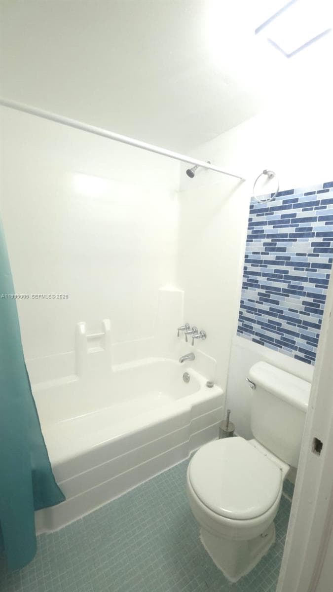 2350 NE 135th St 1402 photo 13