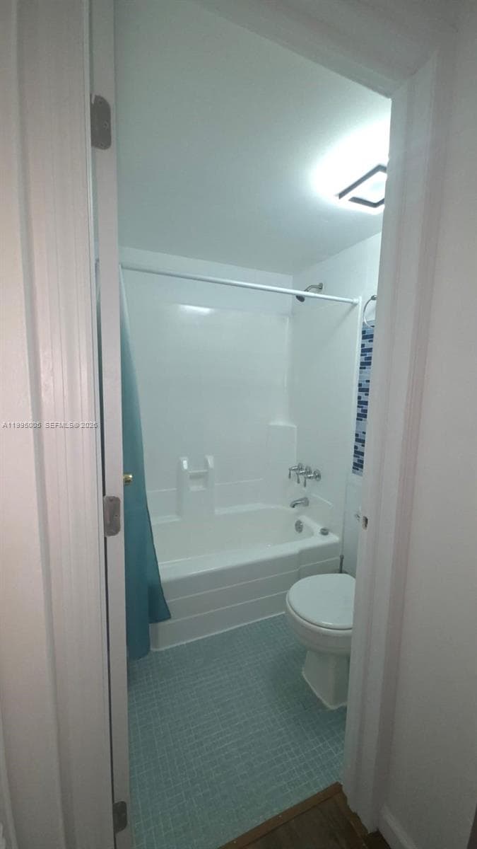 2350 NE 135th St 1402 photo 11