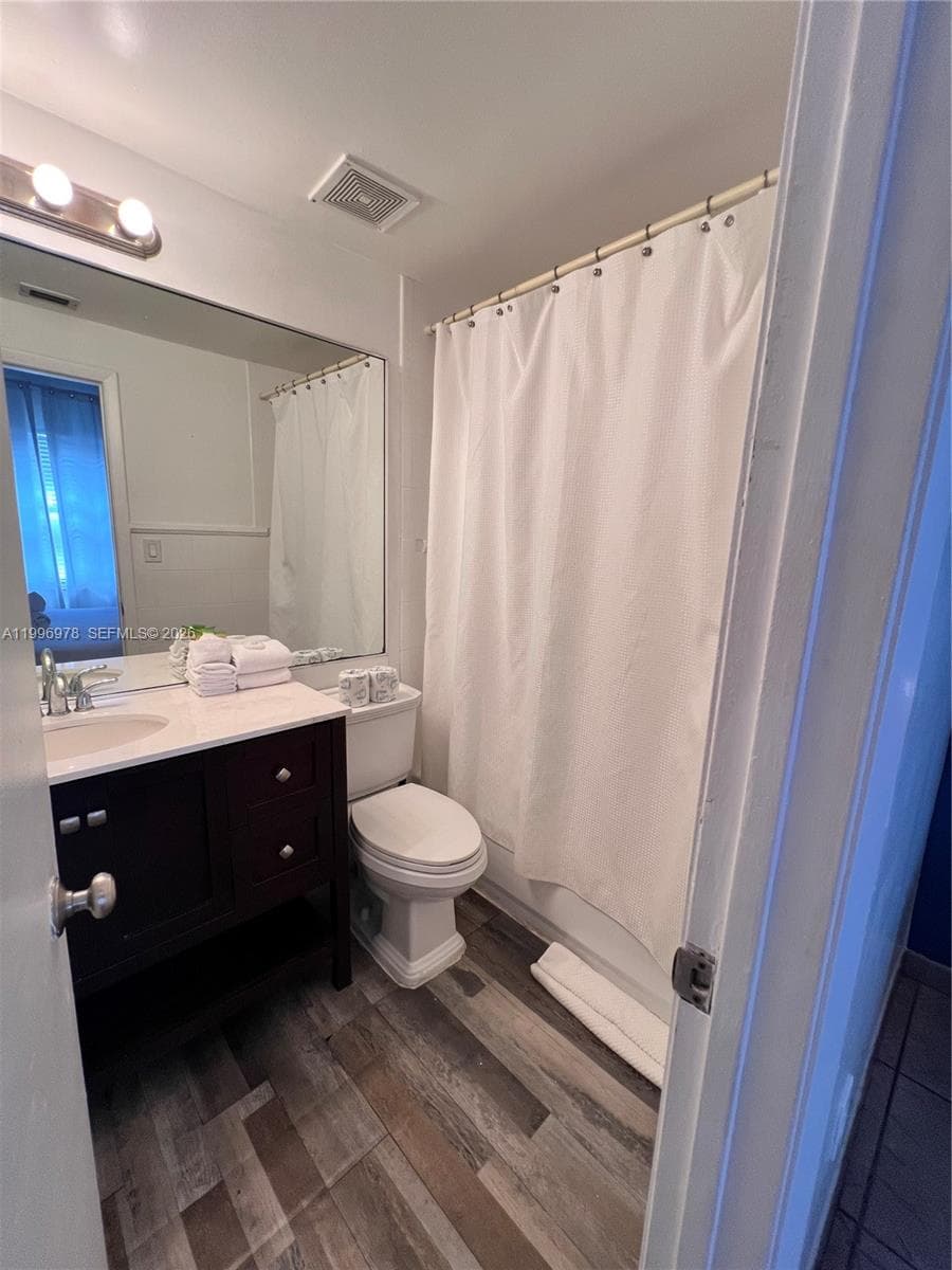 918 Ocean Dr 302 photo 13