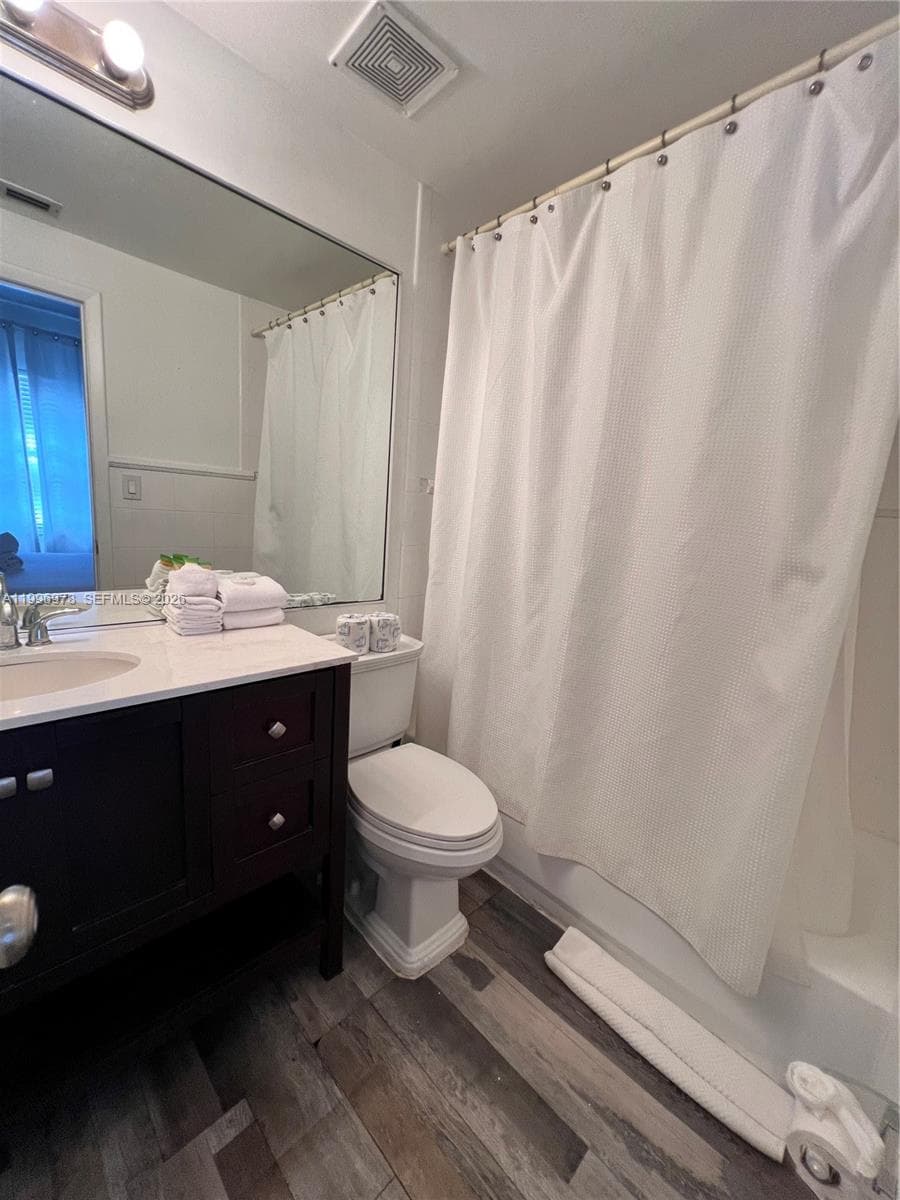 918 Ocean Dr 302 photo 14