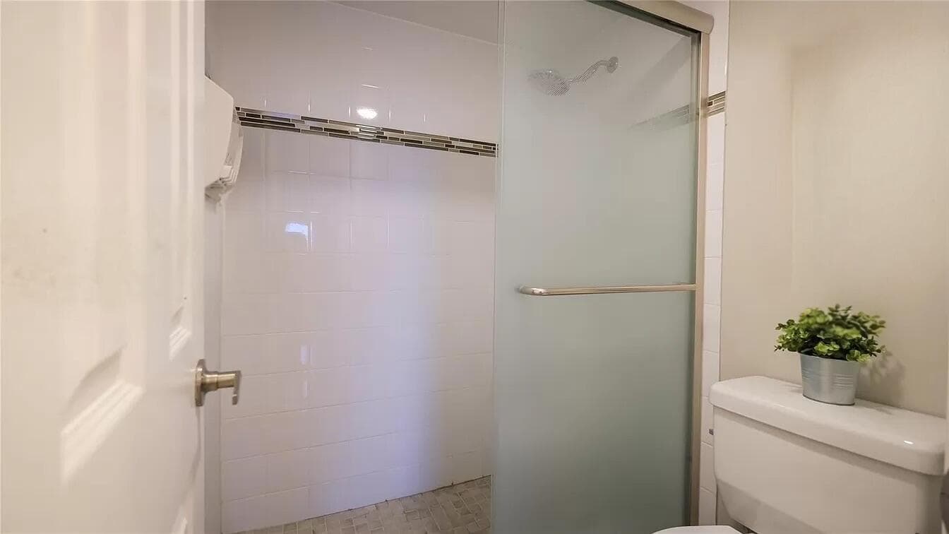 401 Golden Isles Drive 409 photo 18