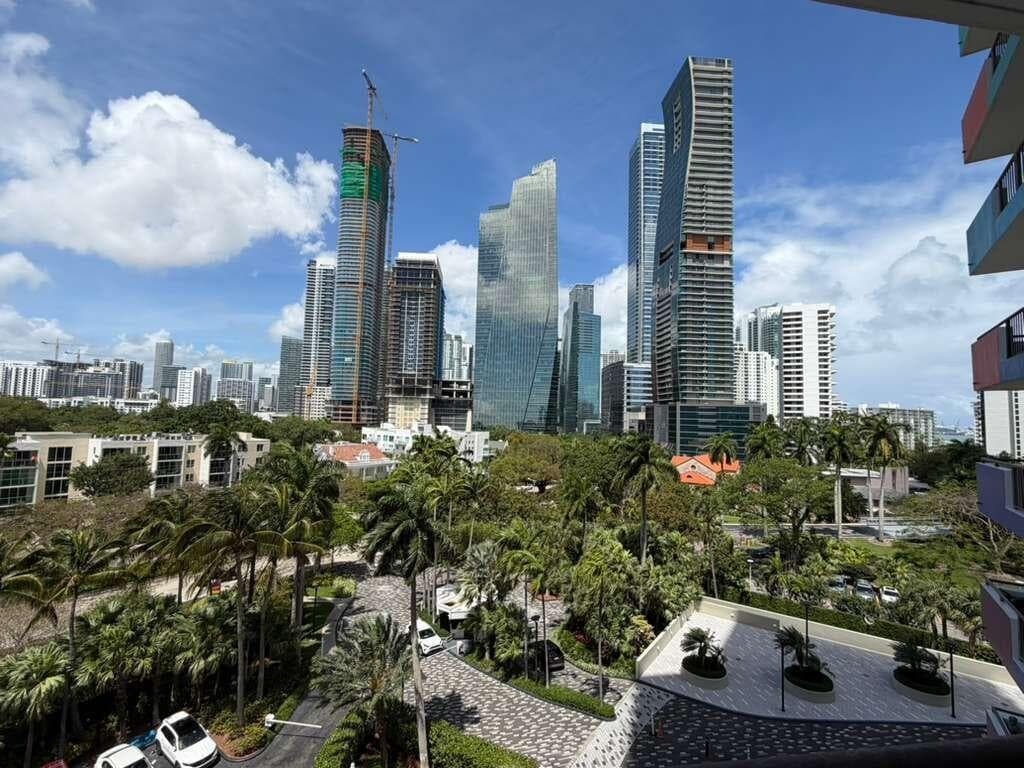 1581 Brickell Avenue 406 photo 4