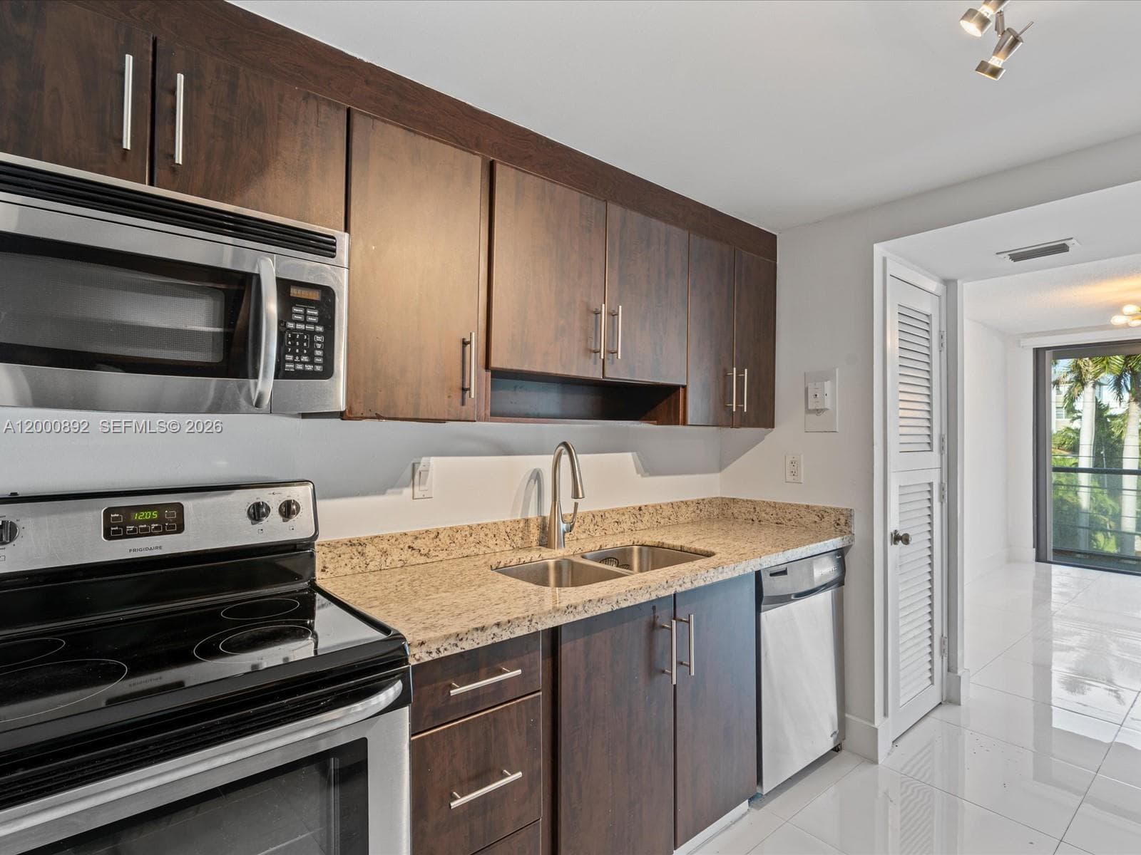 9800 W Bay Harbor Dr 308 photo 4