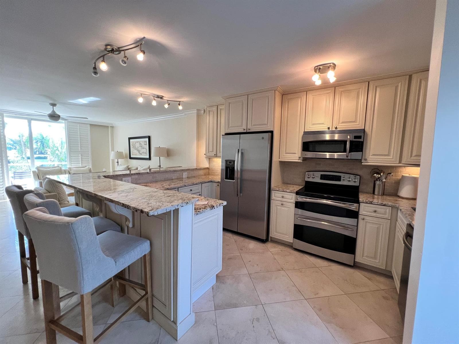 139 Sunrise Avenue 2020 photo 7