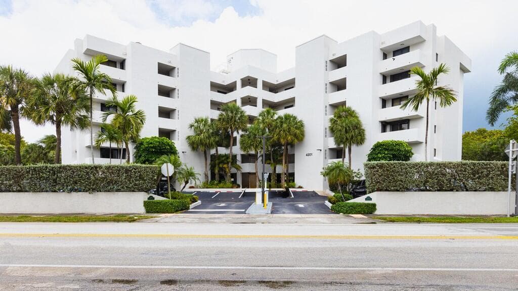 4201 N Ocean Drive 402 photo 1