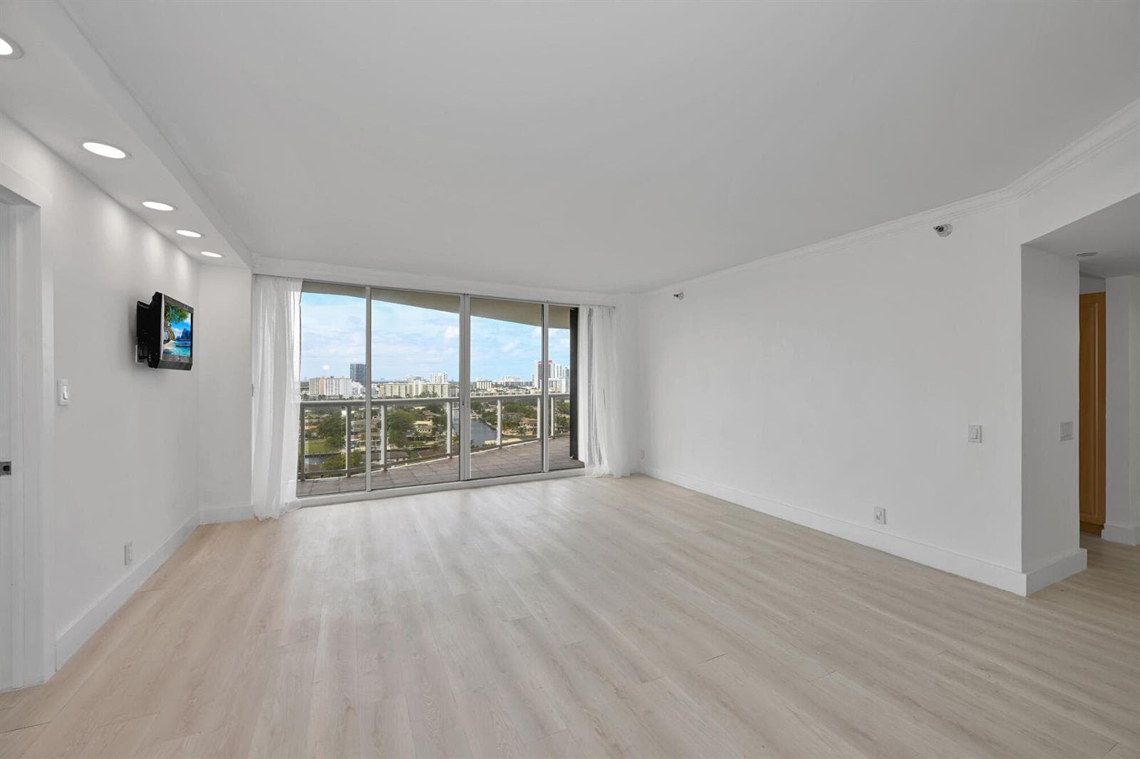 3640 Yacht Club Drive 1501 photo 9