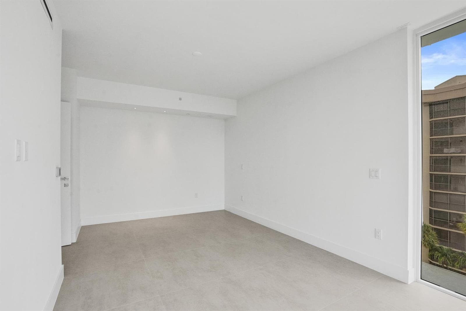 407 N Riverside Drive 605 photo 23