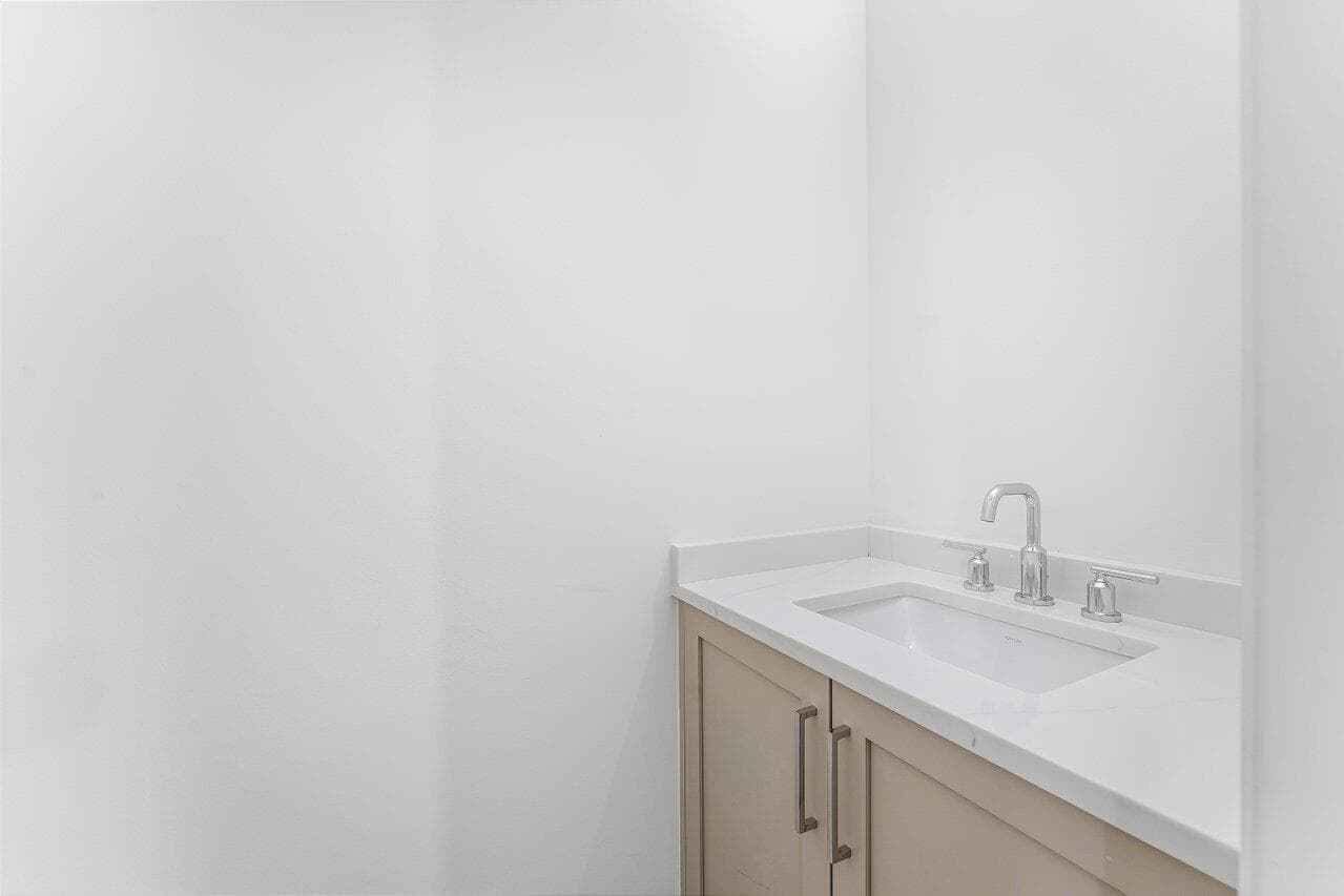 178 Lake Drive 4102 photo 23