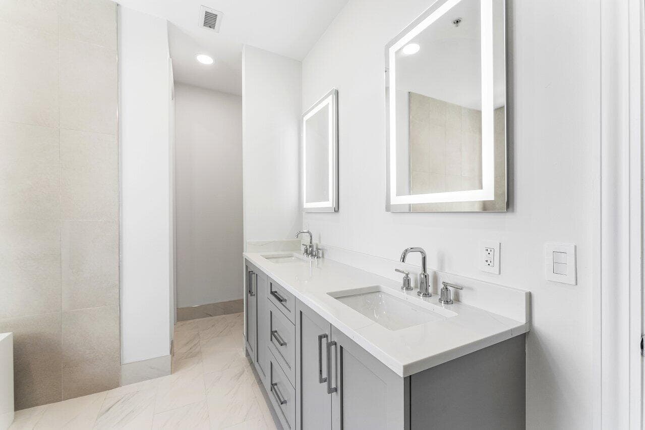 178 Lake Drive 4102 photo 16