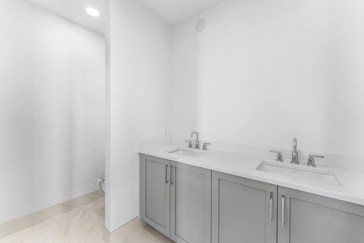 178 Lake Drive 4102 photo 22