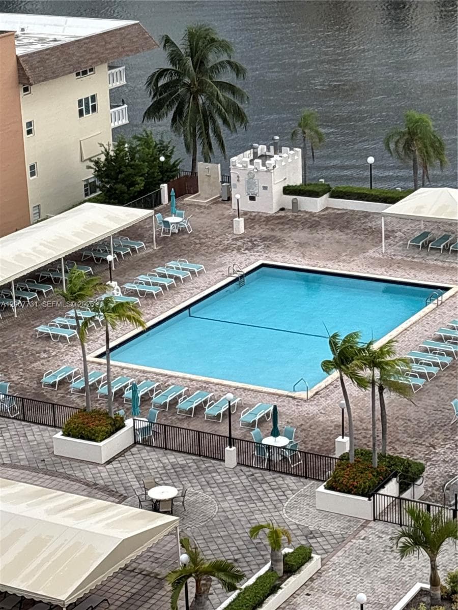 1865 S Ocean Dr 4L photo 2