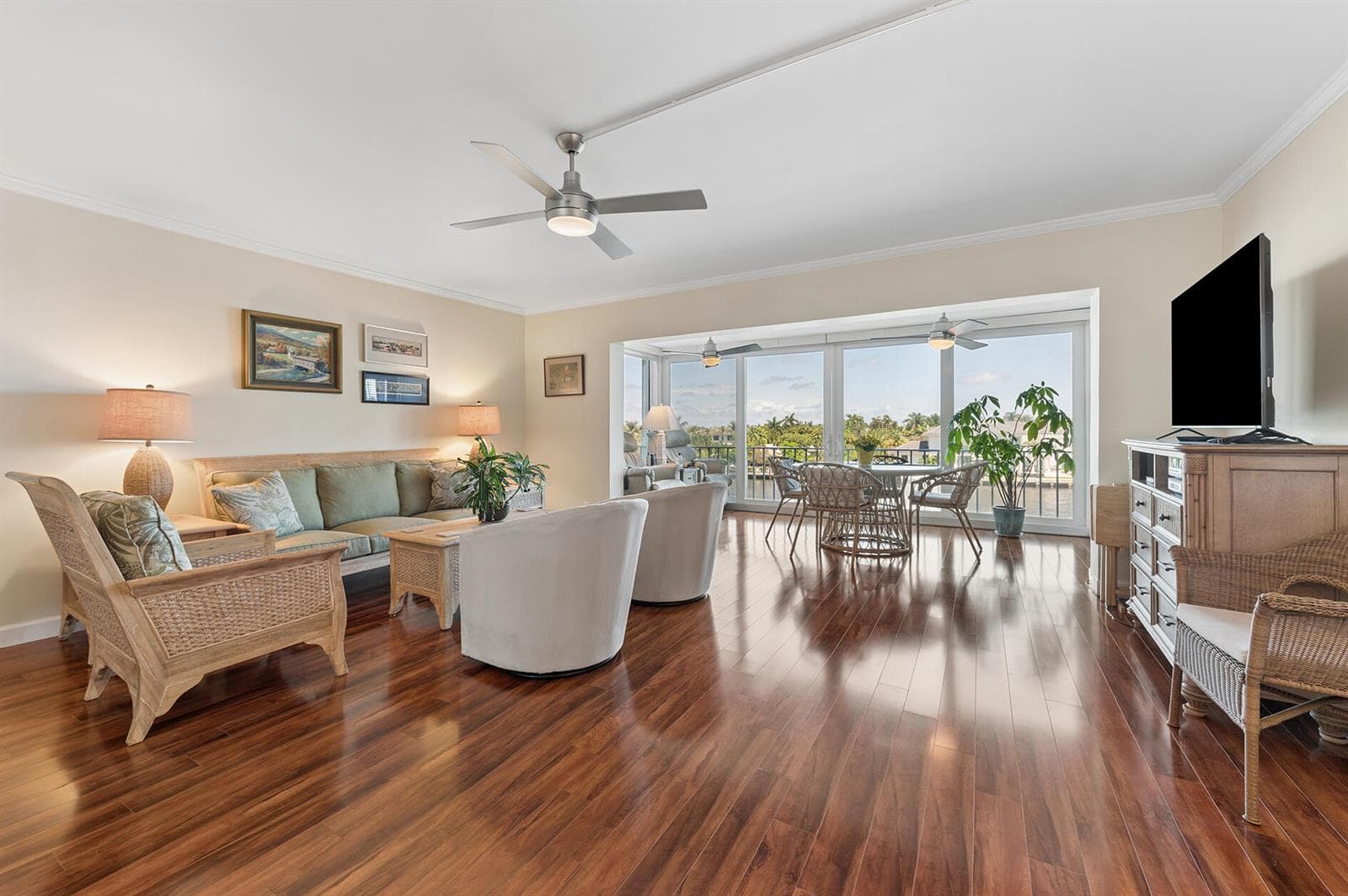 555 SE 6th Avenue 3d photo 1