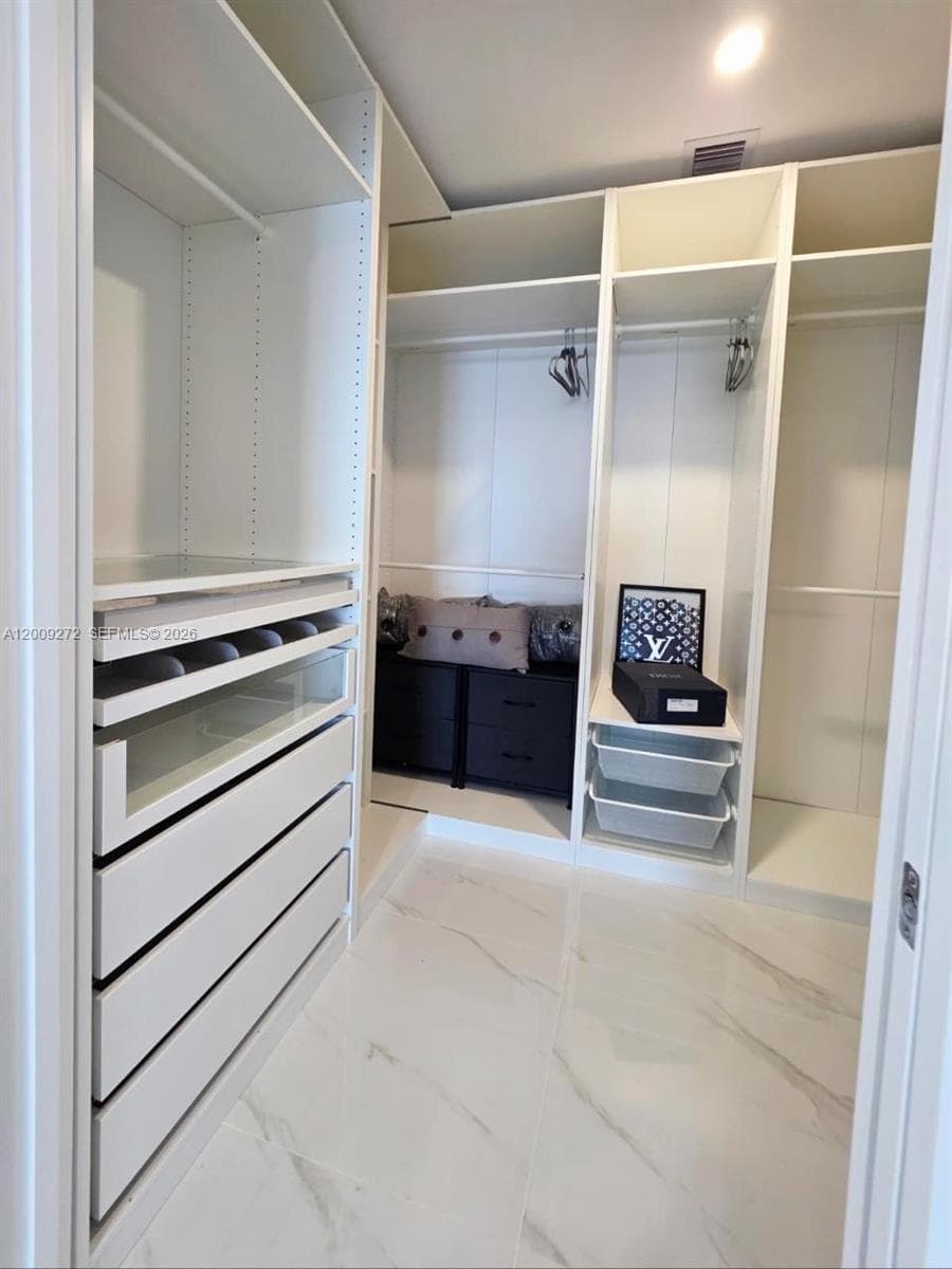 700 NE 24 St 3903 photo 9