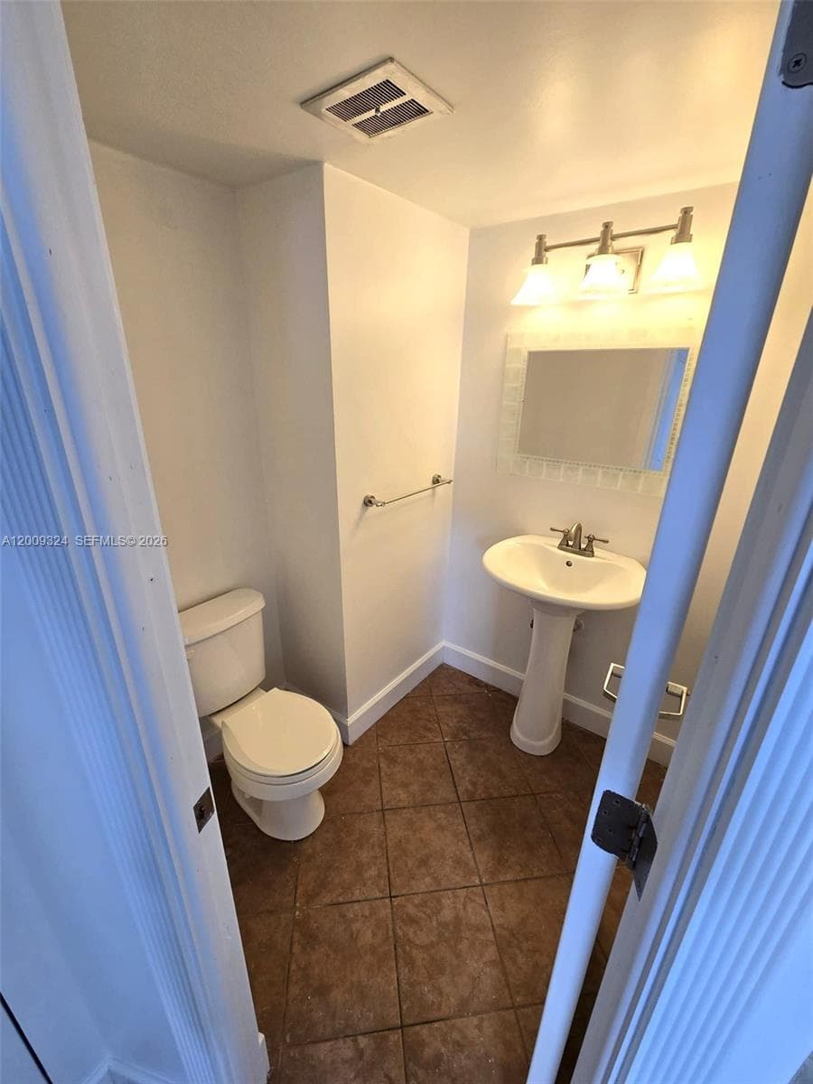 3703 NE 166th St 609 photo 9