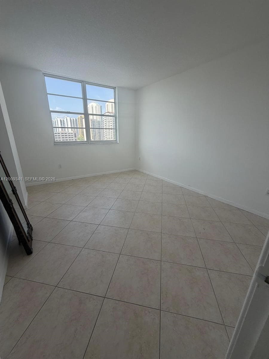 300 Bayview Dr 915 photo 16