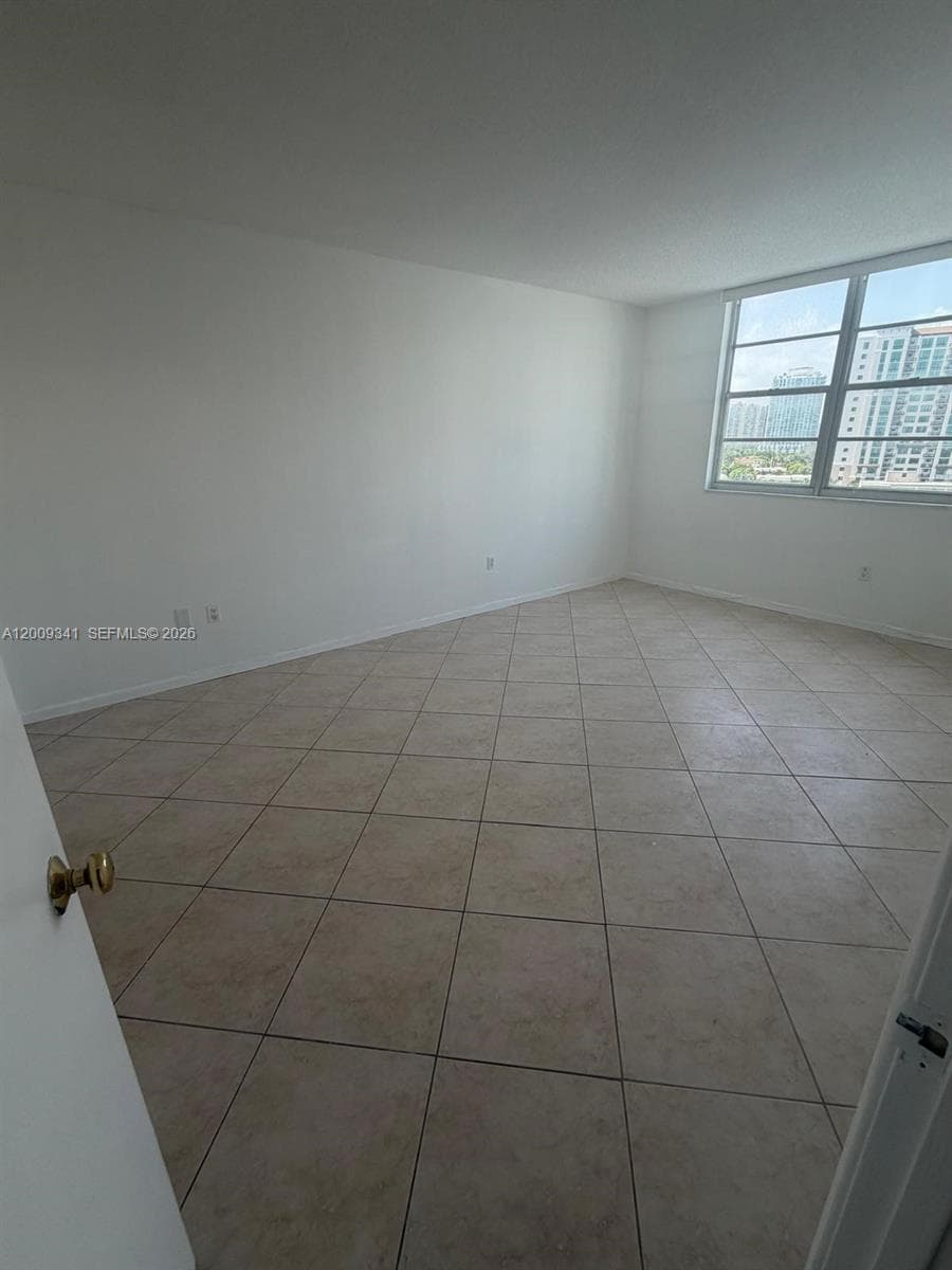 300 Bayview Dr 915 photo 12