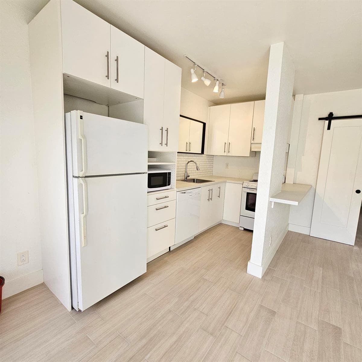 1354 Bayview Drive E photo 2