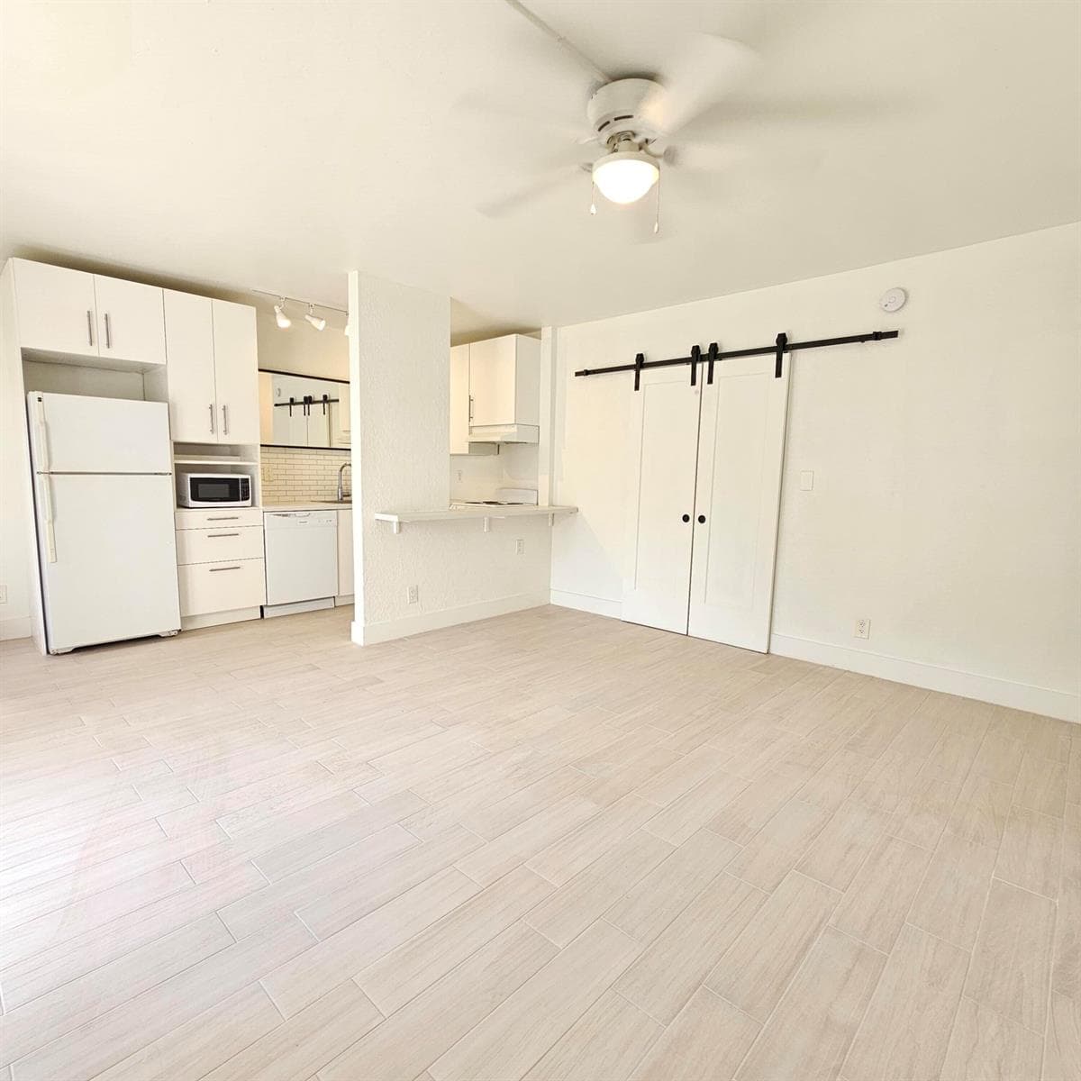 1354 Bayview Drive E photo 4