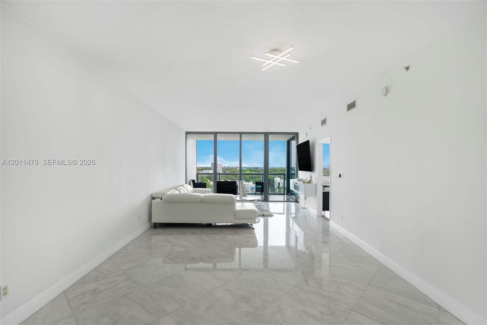 601 NE 36th St 1103 photo 12