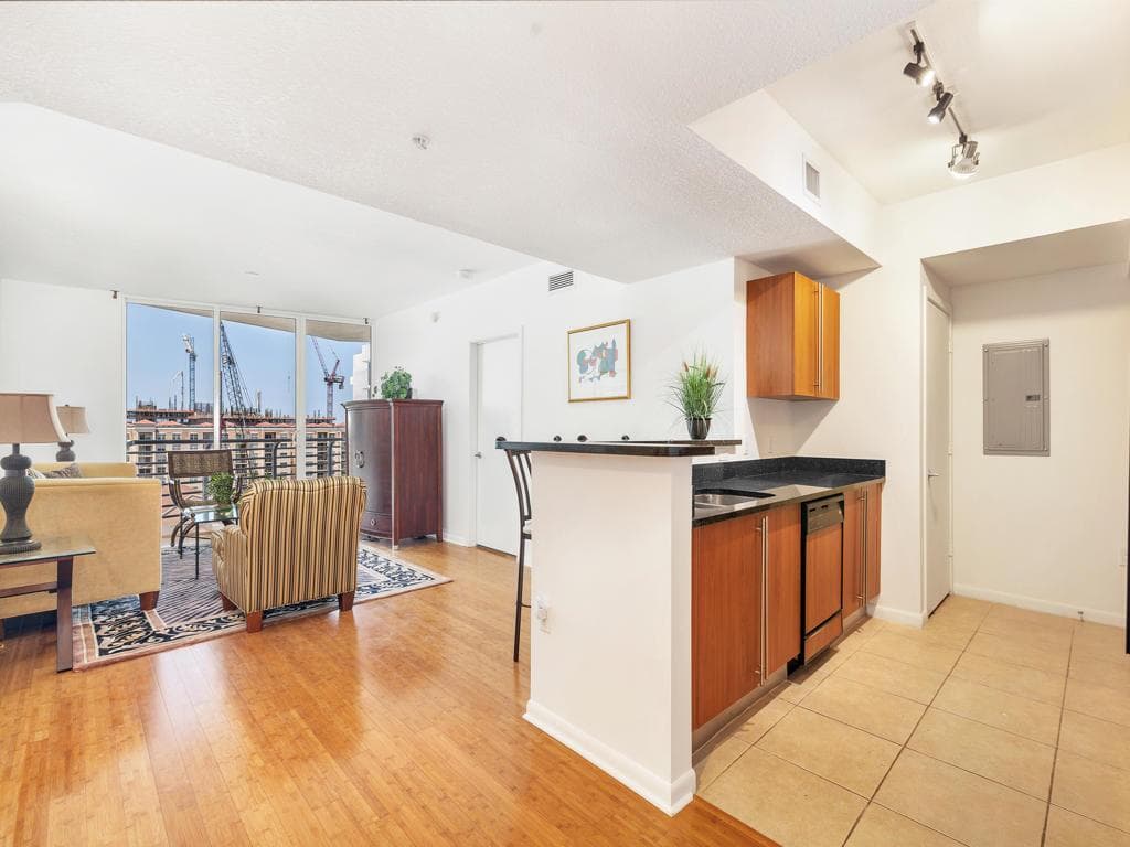 1551 N Flagler Drive 903 photo 3