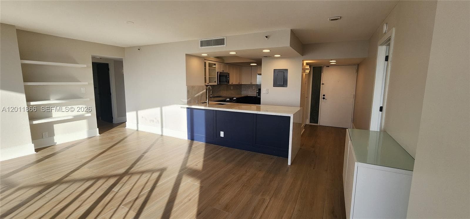 7601 E Treasure Dr 1411 photo 6