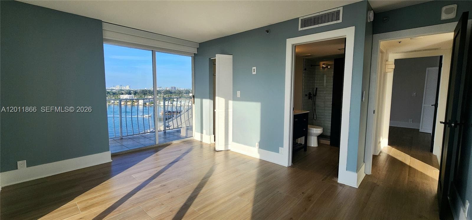 7601 E Treasure Dr 1411 photo 16