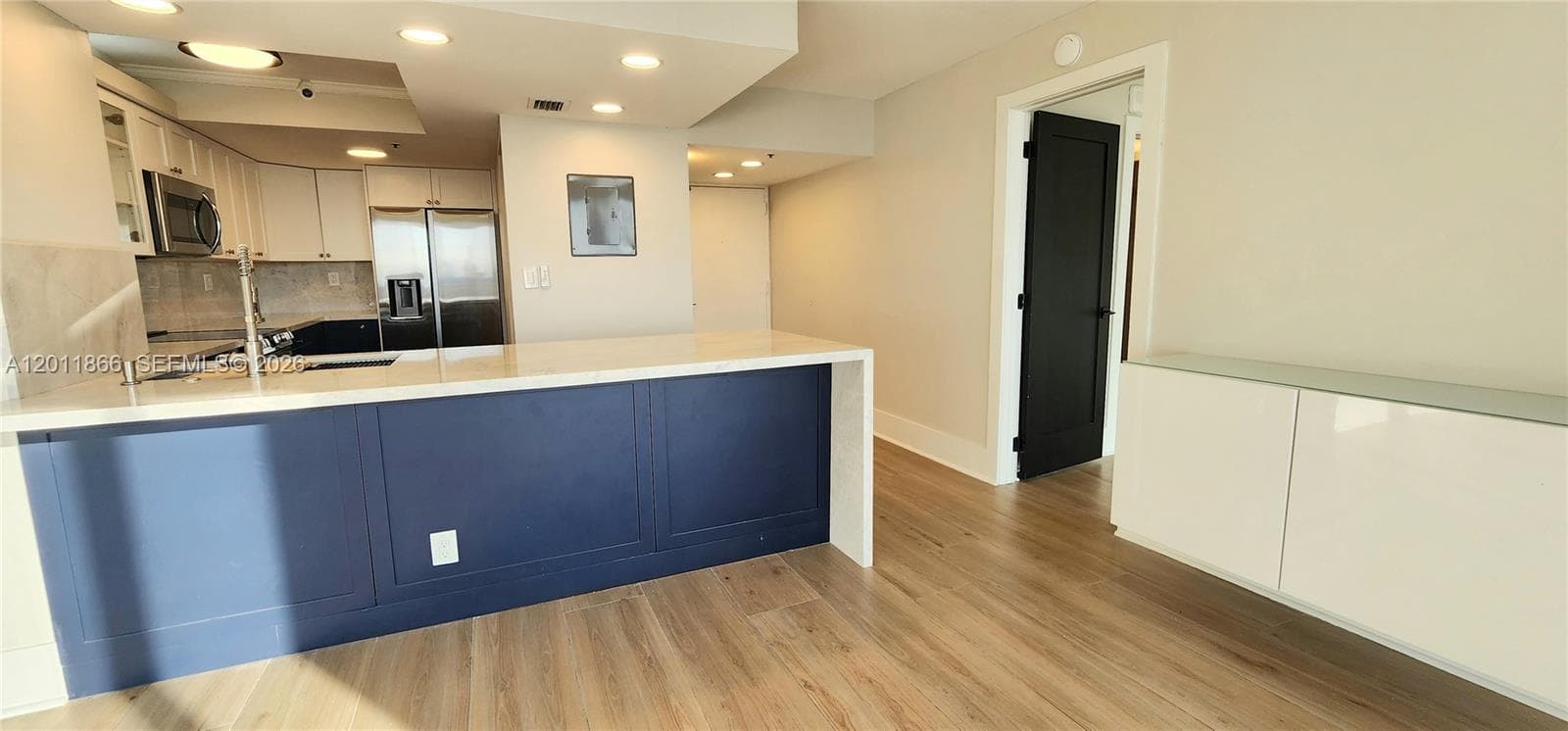 7601 E Treasure Dr 1411 photo 8