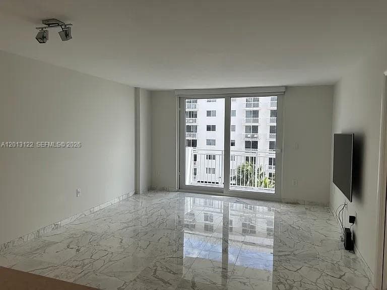345 Ocean Dr 519 photo 4