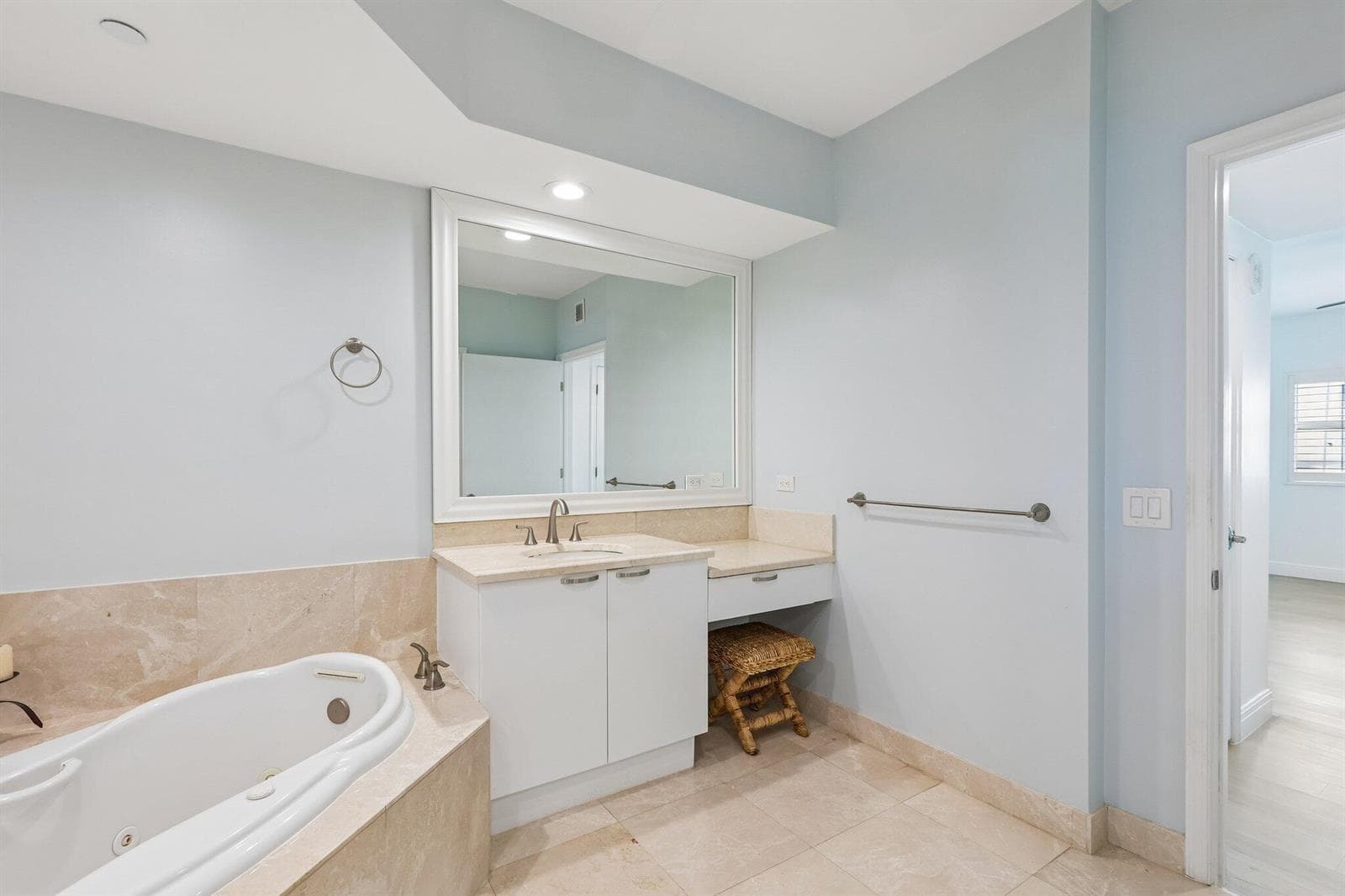 2650 Lake Shore Drive 1202 photo 22