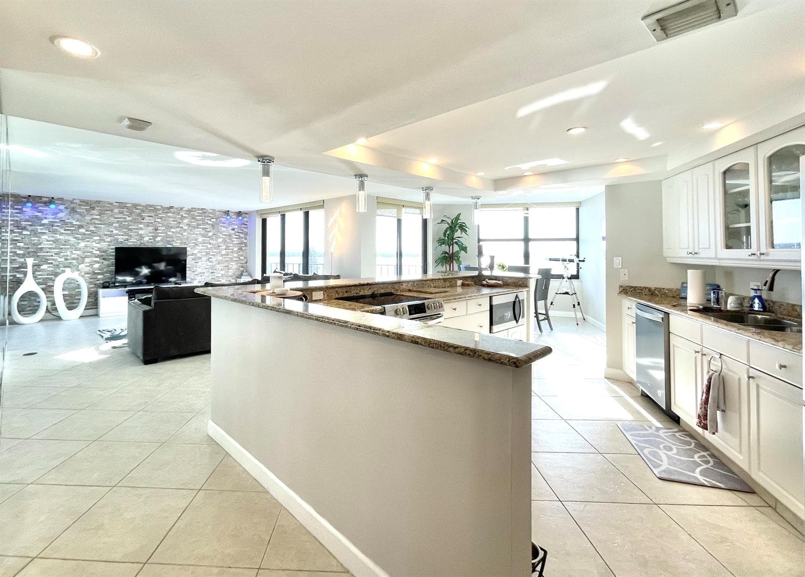 5420 N Ocean Drive 906 photo 5