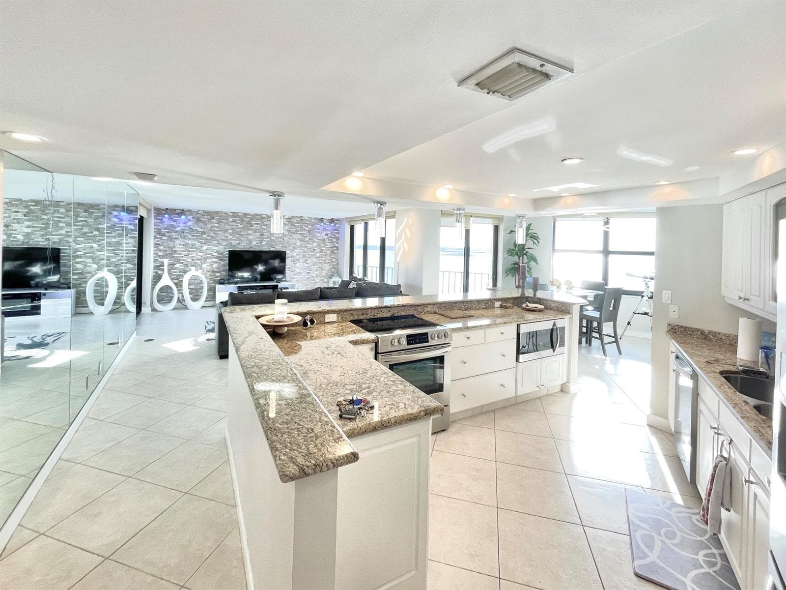 5420 N Ocean Drive 906 photo 4