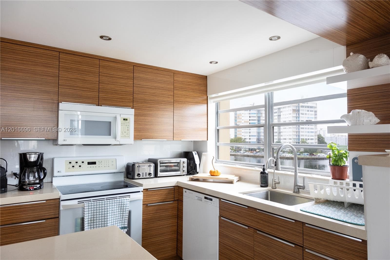 1817 S Ocean Dr 320 photo 8