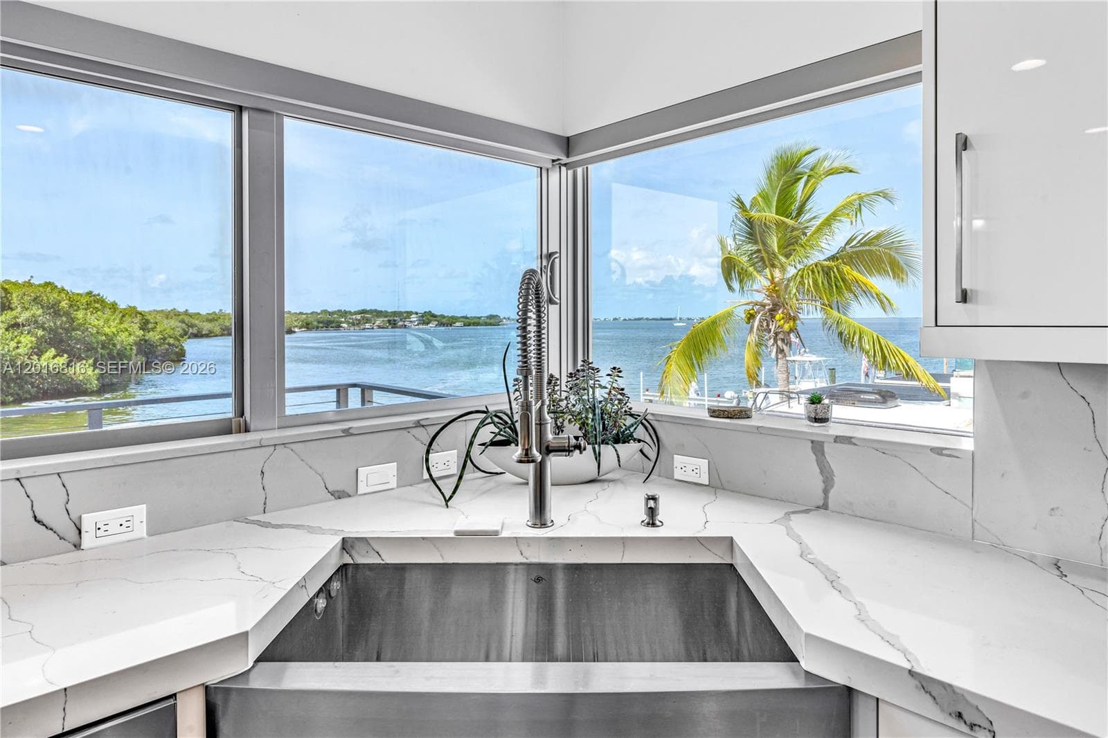 325 Calusa photo 4