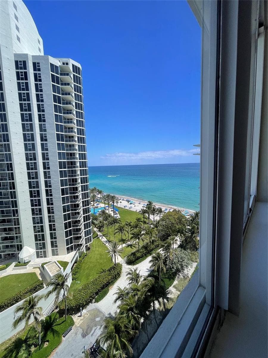 19201 Collins Avenue 1122 photo 1