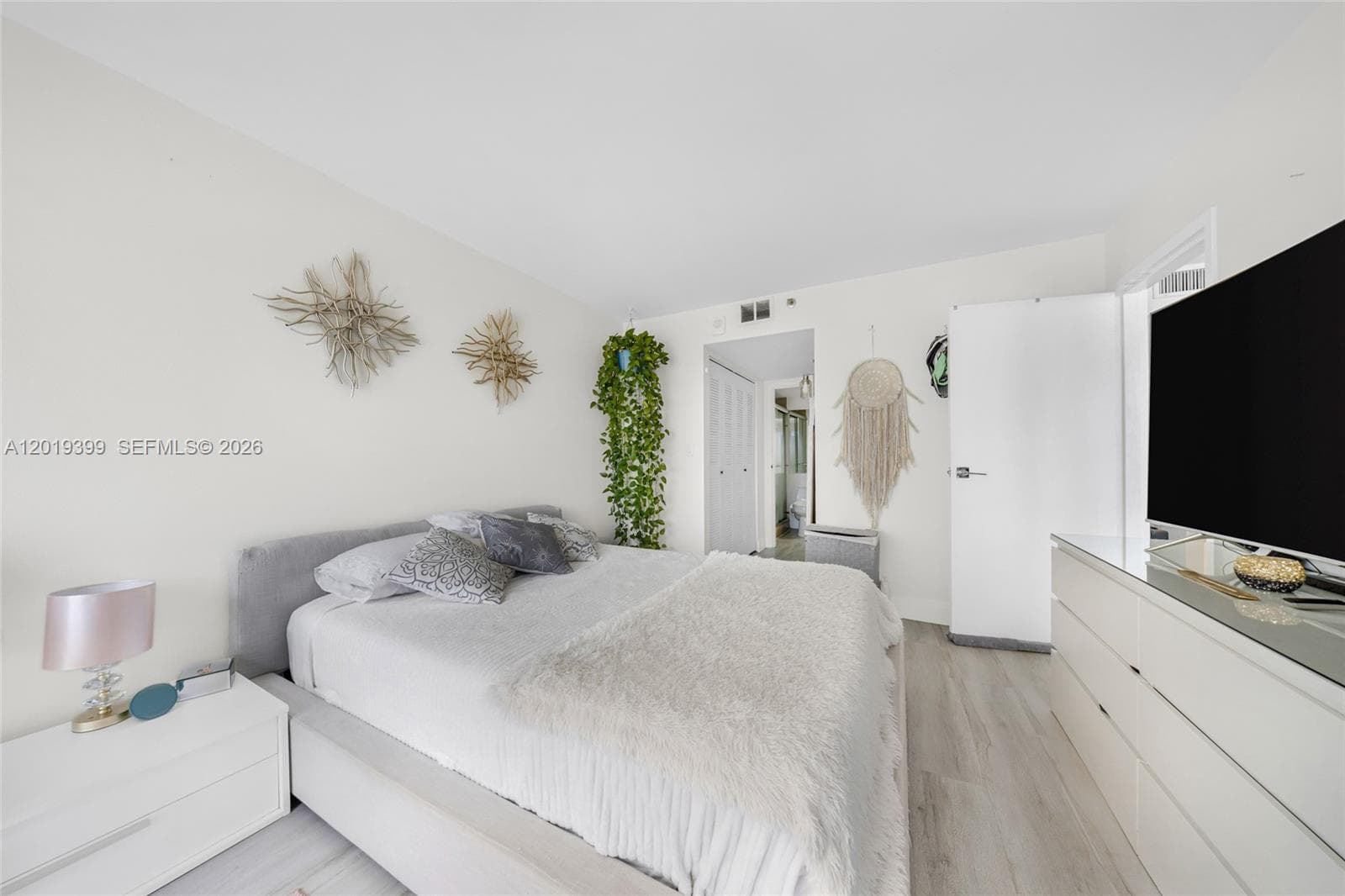 7601 E Treasure Dr 923 photo 12