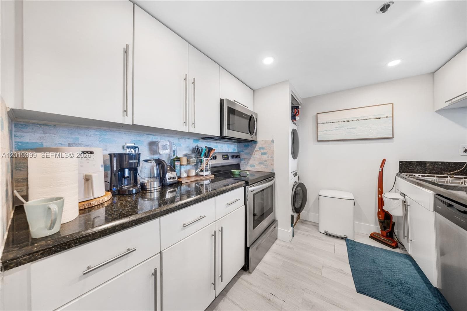 7601 E Treasure Dr 923 photo 8