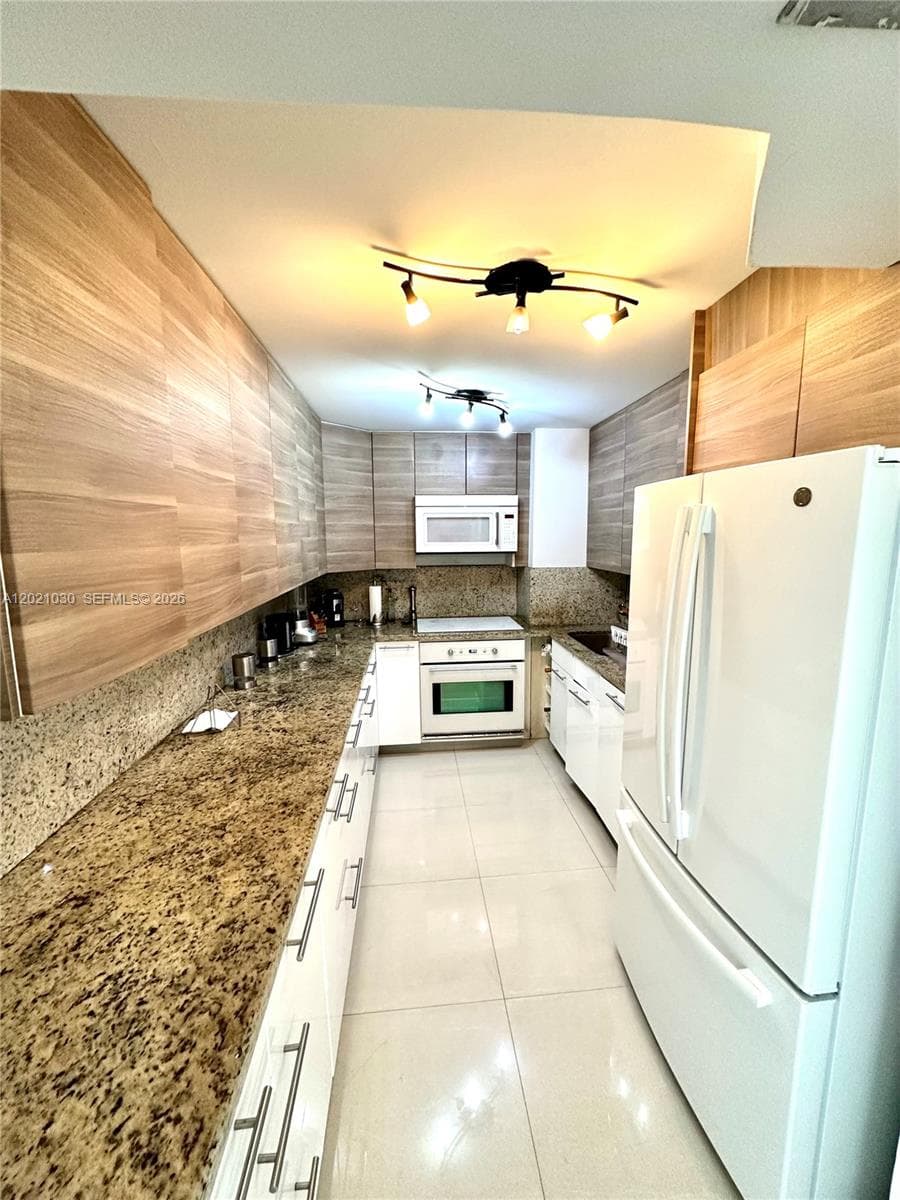 100 Bayview Dr 1729 photo 3