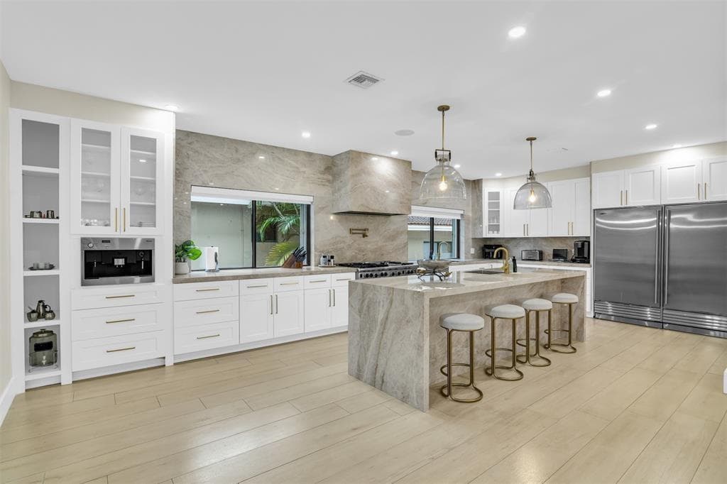 319 S Riverside Drive photo 3