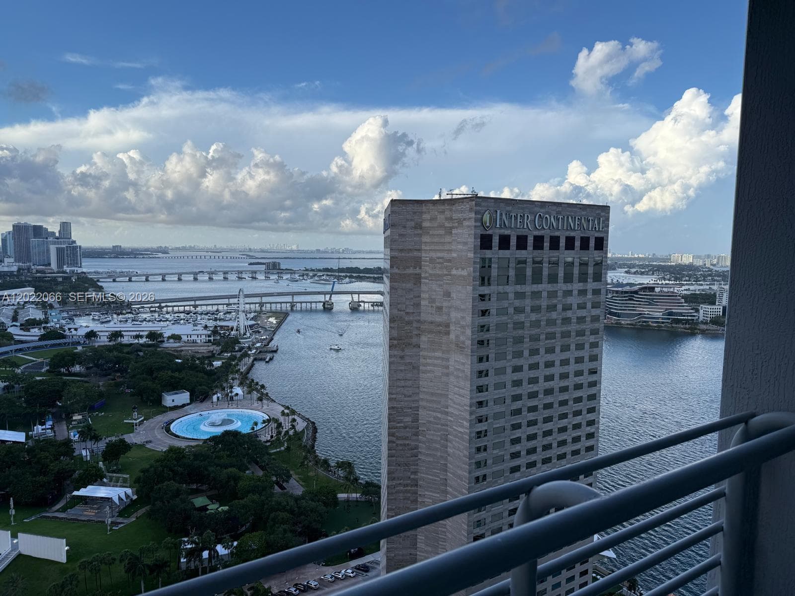 325 Biscayne Blvd 3620 photo 2