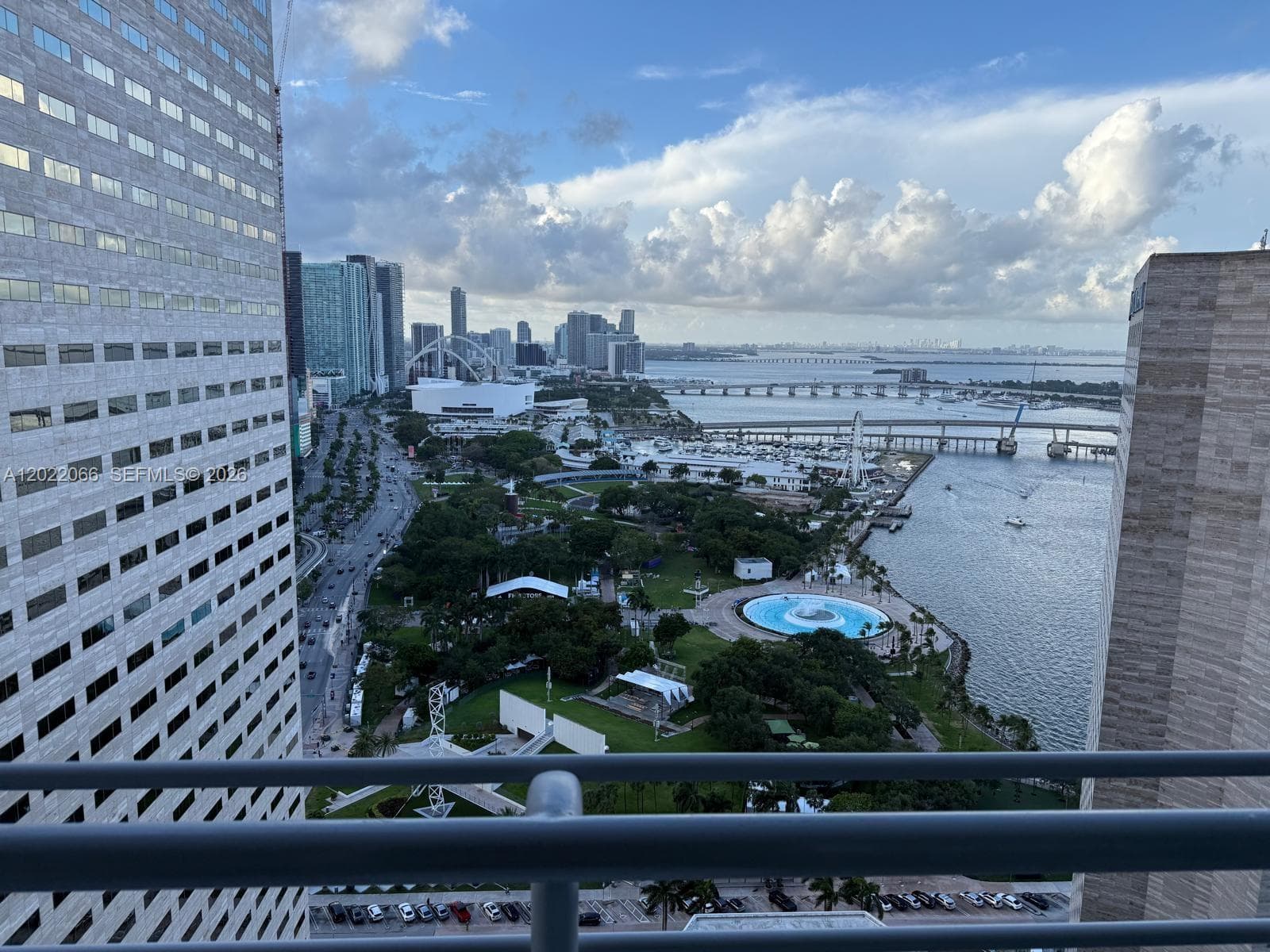 325 Biscayne Blvd 3620 photo 1
