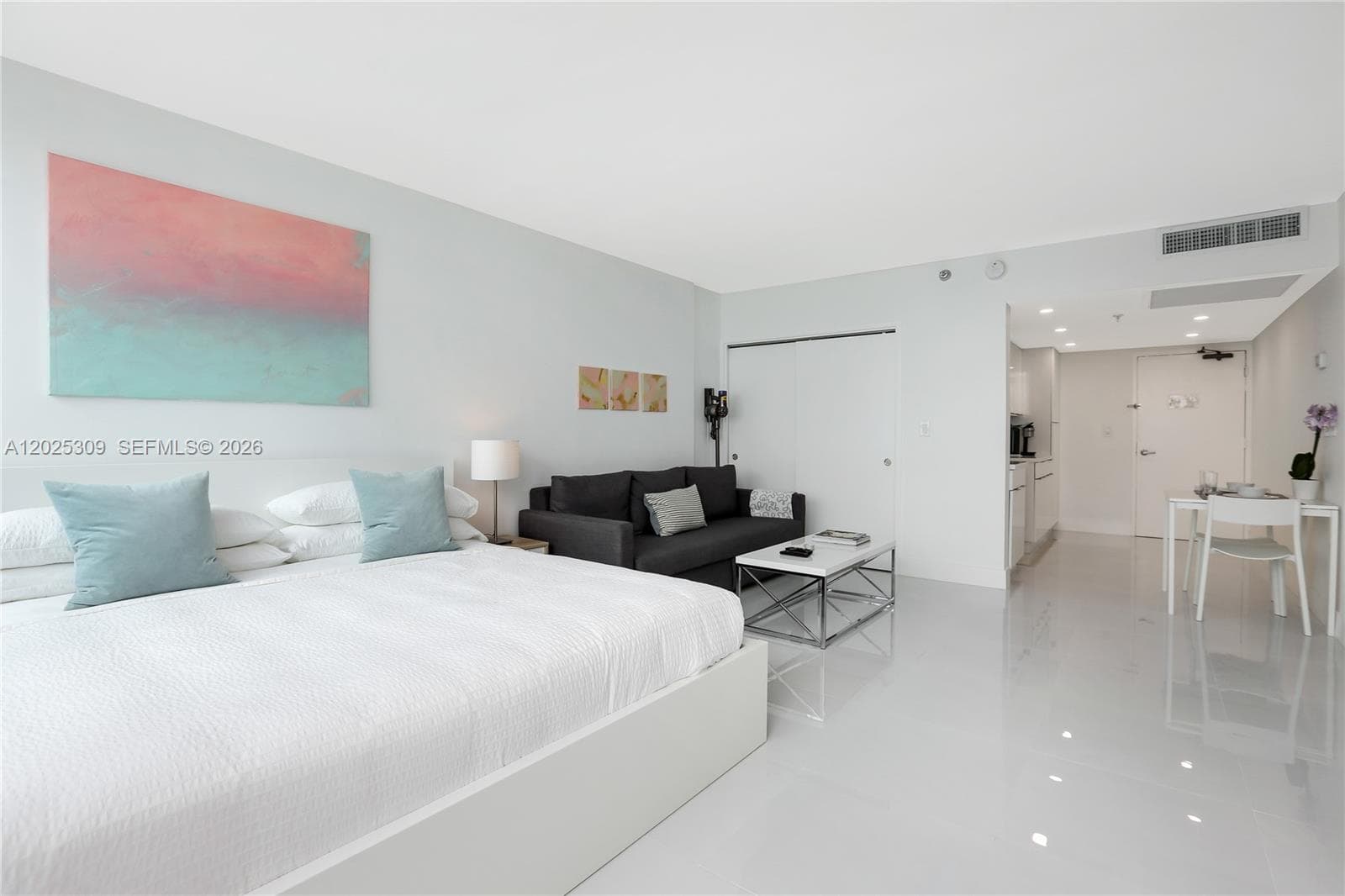5445 Collins Ave 928 photo 4