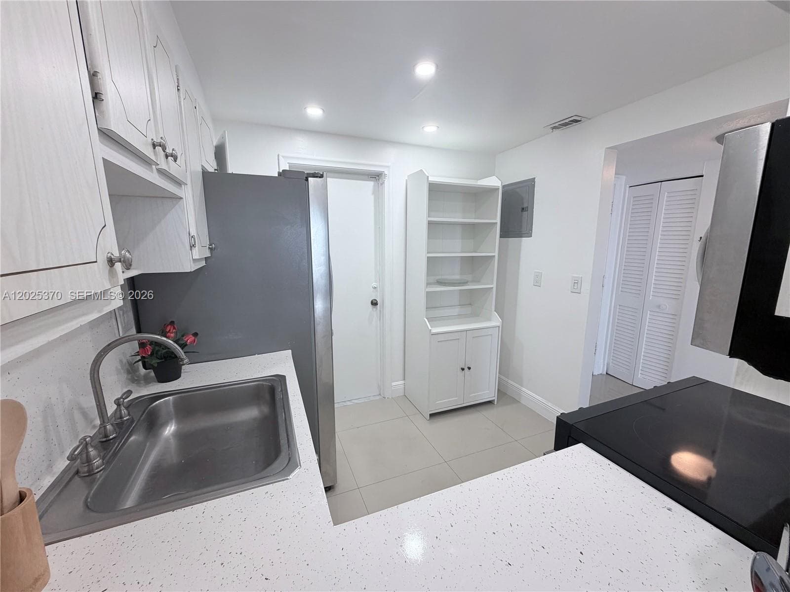 1825 S Ocean Dr 611 photo 3
