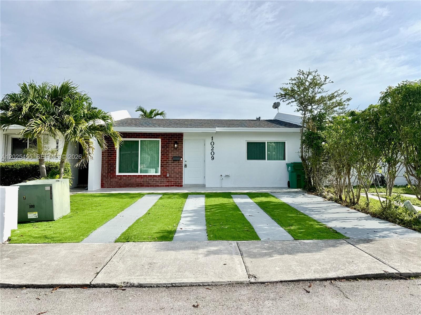 10209 SW 20th Ter photo 1