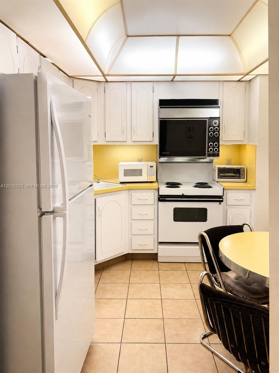 1865 S Ocean Dr 2G photo 3