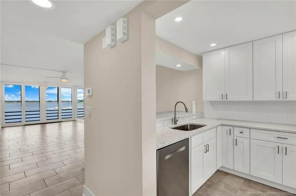 1950 SW Palm City Road 14-305 photo 15
