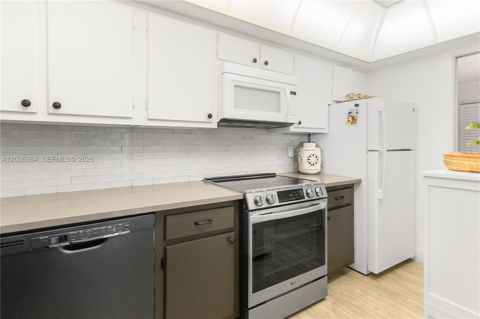 743 N Riverside Dr 4B photo 5